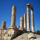 Antiche colonne d'Ercole si ergono maestose contro un cielo azzurro, testimoni di un passato glorioso.
