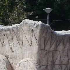Scultura in pietra di un carro antico, con decorazioni a zig-zag. Chissà chi ha inventato la ruota per creare un mezzo così.