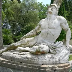 Statua di Achille, eroe greco o acheo, disteso in un giardino lussureggiante.