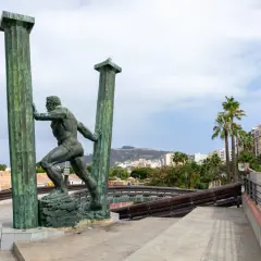 Statua di Ercole che sorregge le colonne, simbolo dello stretto di Gibilterra e delle Colonne d'Ercole.