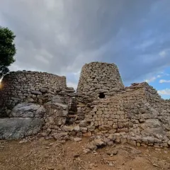Antico nuraghe Serbissi, con le sue torri in pietra e il cielo nuvoloso. Un luogo che evoca storie millenarie.