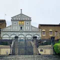 La Basilica di San Miniato al Monte a Firenze, con la sua facciata marmorea e il campanile, domina la città.