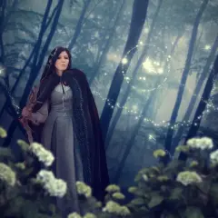 Una donna con arco e frecce in una foresta incantata, circondata da lucciole e fate con ali spiegate, un'immagine che evoca magia e mistero.