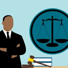 Un uomo in giacca e cravatta, simbolo di giustizia, affronta la calunnia con la bilancia in mano.