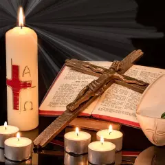 Candela pasquale, croce, Bibbia e lumini creano un'atmosfera solenne, evocando il significato della festa mobile.