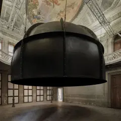 Enorme cupola nera di Anish Kapoor sospesa nel maestoso Palazzo Manfrin, con affreschi sul soffitto.