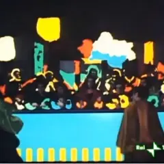Scena colorata con figure stilizzate, forse una rappresentazione teatrale. Si intravede un personaggio con un mantello marrone, forse **Salomé**, bene in vista.
