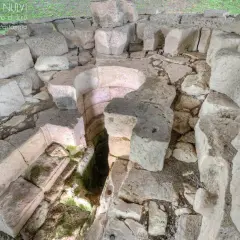 Il pozzo sacro di Nulvi, con le sue antiche pietre, custodisce i segreti di un passato lontano.