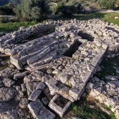 Rovine del santuario nuragico di Santa Vittoria a Serri (CA). Antiche pietre raccontano storie millenarie.