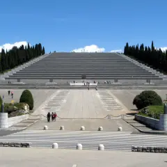Il Sacrario di Redipuglia, un imponente monumento con gradinate e cipressi, ricorda perché si chiama Redipuglia, luogo di memoria.