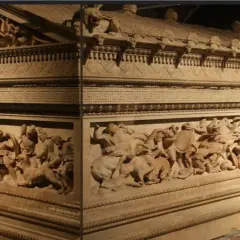 Magnifico sarcofago di Alessandro Magno, con scene di battaglia scolpite in rilievo.