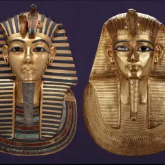 Maschere dorate di faraoni egiziani più importanti, Tutankhamon e un altro sovrano, su sfondo viola.