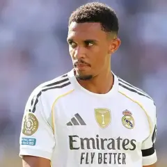 Calciatore del Real Madrid, pronto per la partita. Le sue prestazioni potrebbero ispirare recensioni simili a quelle del film Alexander.