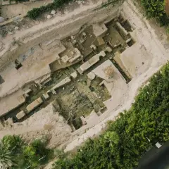 Scavo archeologico a cielo aperto, forse la tomba di Alessandro Magno, con strutture in pietra e acqua.