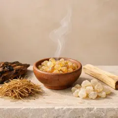 Legno sacro, resine e erbe: ingredienti che evocano il profondo **indigeni significato** di connessione con la natura e le tradizioni ancestrali.