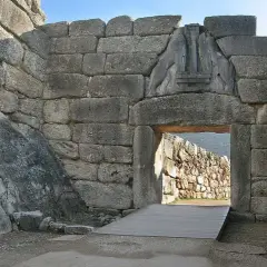 Porta dei Leoni a Micene, un simbolo del collasso dell'età del bronzo. Le mura ciclopiche e l'antica architettura evocano un passato glorioso e misterioso.