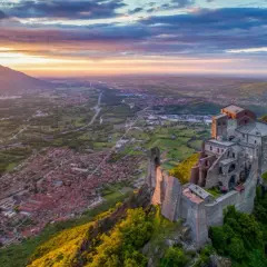 Sacra di San Michele, punto focale della linea di San Michele significato esoterico, domina la valle al tramonto.