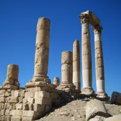 Antiche colonne d'Ercole si ergono maestose contro un cielo azzurro, testimoni di un passato glorioso.