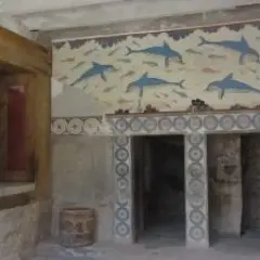 Affresco con delfini e pesci, tipico dell'arte minoica e micenea, decora le pareti di un antico palazzo.