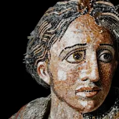 Mosaico di Alessandro Magno, con uno sguardo intenso negli occhi che sembrano scrutare l'orizzonte.