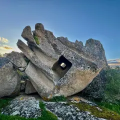 Antica domus de janas a Monastir, scolpita nella roccia con un enigmatico foro quadrato.