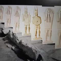 I Giganti di Mont'e Prama, con la loro datazione millenaria, emergono da un sito archeologico.