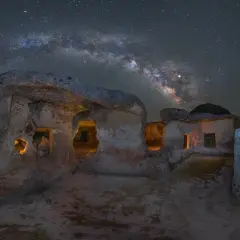 Antiche rovine illuminate dalla Via Lattea, un paesaggio che ricorda su crucifissu mannu.