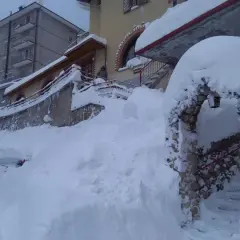 Neve alta a Scanno, quasi sepolta un'auto. L'arco in pietra, forse l'ingresso alla grotta dei colombi, è coperto di neve.