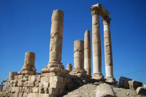 Antiche colonne d'Ercole si ergono maestose contro un cielo azzurro, testimoni di un passato glorioso.