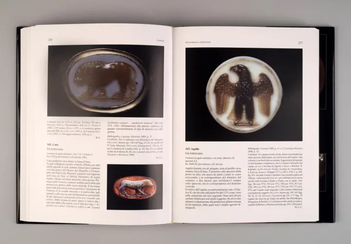 Cammei federiciani: un cane e un'aquila, esempi della produzione glittica romana. Il significato della glittica è nella sua arte e storia.