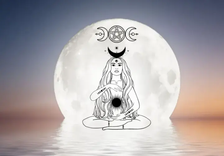 La Dea Madre seduta in meditazione, con il simbolo delle tre lune che rappresenta il significato di nascita, vita e morte.