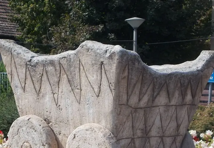 Scultura in pietra di un carro antico, con decorazioni a zig-zag. Chissà chi ha inventato la ruota per creare un mezzo così.