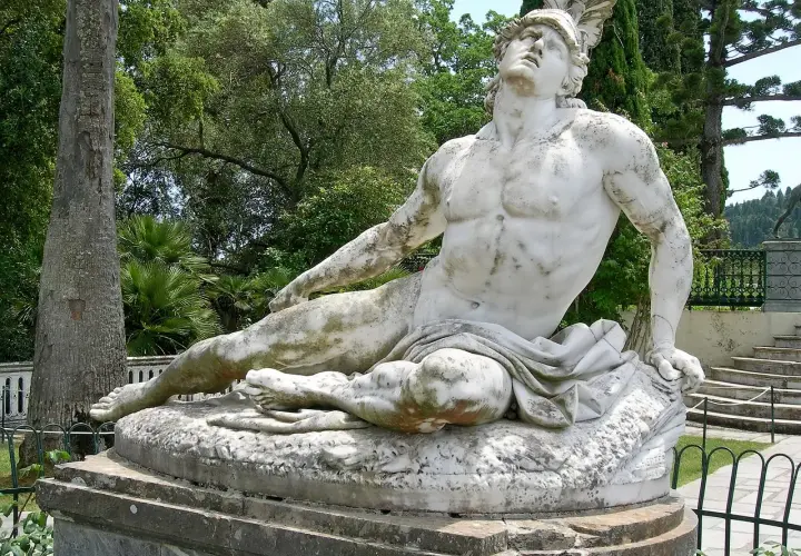Statua di Achille, eroe greco o acheo, disteso in un giardino lussureggiante.