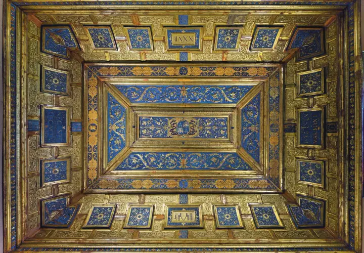 Soffitto dorato e blu con decorazioni a grottesche e iscrizioni, parte dello studiolo di Isabella d'Este.