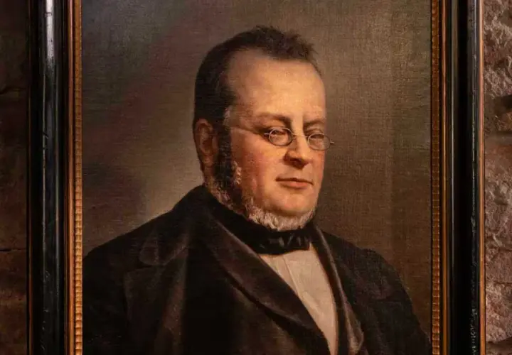 Ritratto di Michele Benso di Cavour, con occhiali tondi e barba curata, vestito elegantemente.