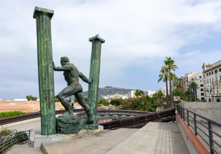 Statua di Ercole che sorregge le colonne, simbolo dello stretto di Gibilterra e delle Colonne d'Ercole.