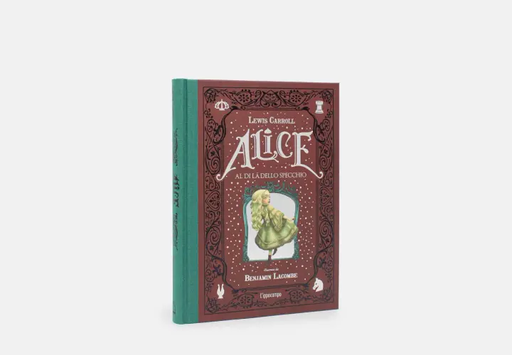 Copertina del libro "Alice al di là dello specchio", con Alice che guarda nel **specchio** in un'ambientazione fiabesca.