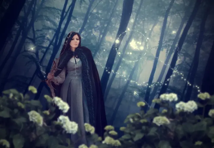 Una donna con arco e frecce in una foresta incantata, circondata da lucciole e fate con ali spiegate, un'immagine che evoca magia e mistero.