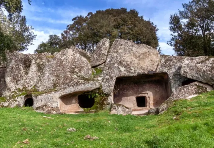 Antiche tombe scavate nella roccia, con un'ampia apertura che ricorda una sa pala larga.