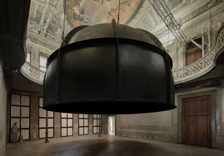 Enorme cupola nera di Anish Kapoor sospesa nel maestoso Palazzo Manfrin, con affreschi sul soffitto.
