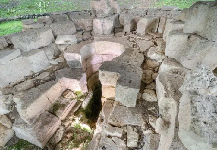 Il pozzo sacro di Nulvi, con le sue antiche pietre, custodisce i segreti di un passato lontano.