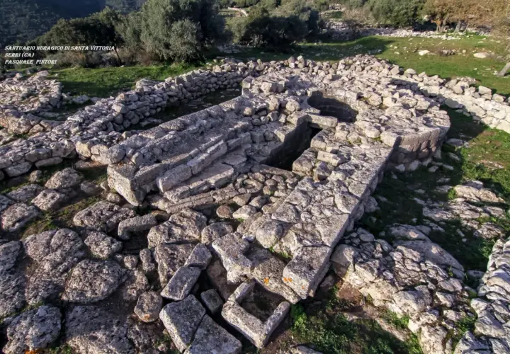 Rovine del santuario nuragico di Santa Vittoria a Serri (CA). Antiche pietre raccontano storie millenarie.