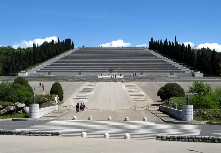 Il Sacrario di Redipuglia, un imponente monumento con gradinate e cipressi, ricorda perché si chiama Redipuglia, luogo di memoria.