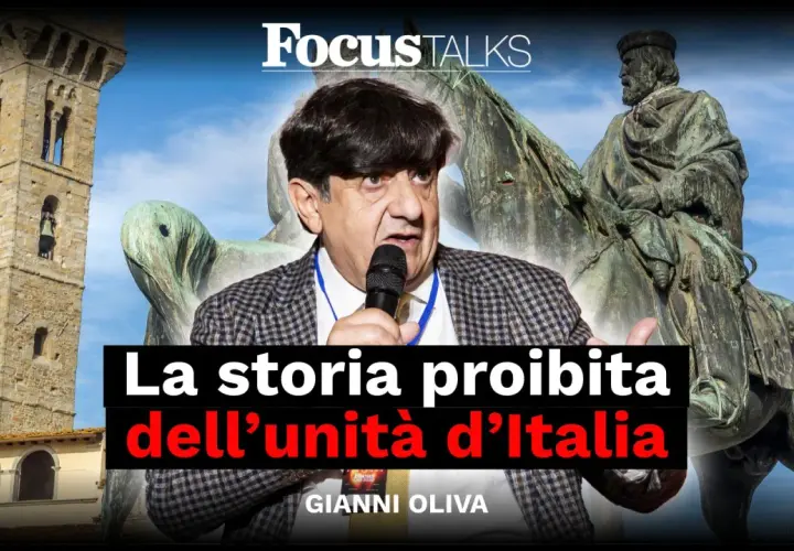 Gianni Oliva parla della storia proibita dell'unità d'Italia, con un campanile e un monumento equestre sullo sfondo.