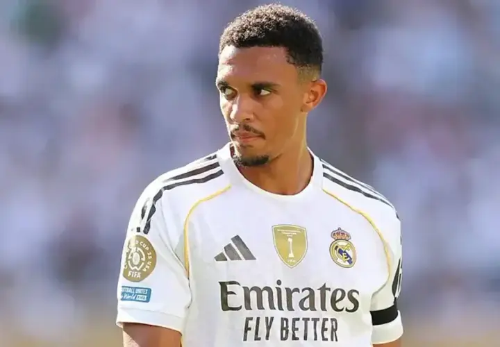 Calciatore del Real Madrid, pronto per la partita. Le sue prestazioni potrebbero ispirare recensioni simili a quelle del film Alexander.