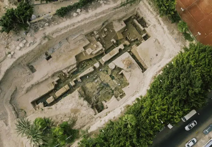 Scavo archeologico a cielo aperto, forse la tomba di Alessandro Magno, con strutture in pietra e acqua.