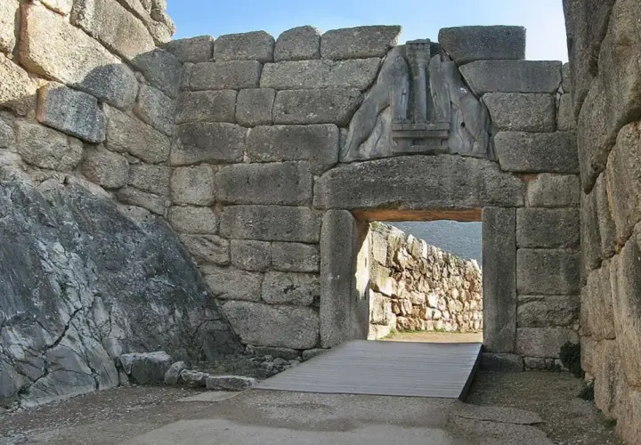 Porta dei Leoni a Micene, un simbolo del collasso dell'età del bronzo. Le mura ciclopiche e l'antica architettura evocano un passato glorioso e misterioso.
