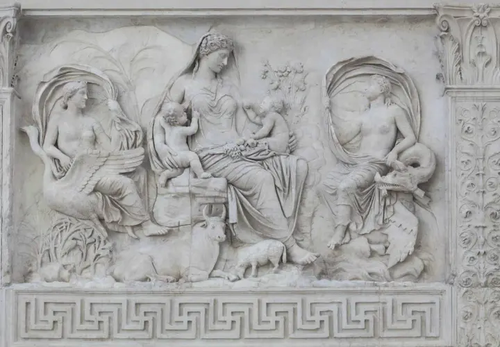 Rilievo dell'Ara Pacis di Augusto: una madre con bambini, figure mitologiche, animali e decorazioni.