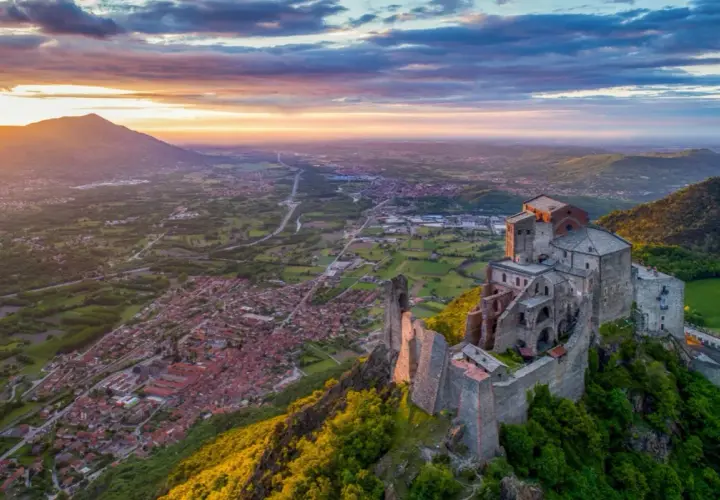 Sacra di San Michele, punto focale della linea di San Michele significato esoterico, domina la valle al tramonto.