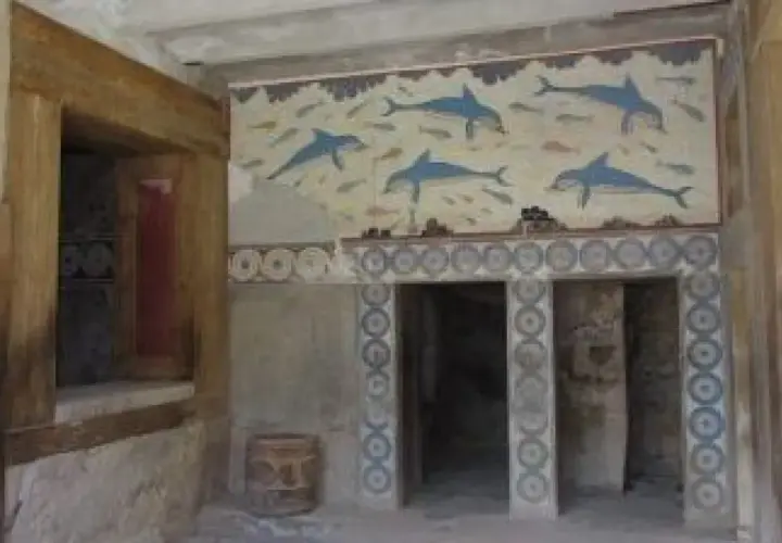 Affresco con delfini e pesci, tipico dell'arte minoica e micenea, decora le pareti di un antico palazzo.
